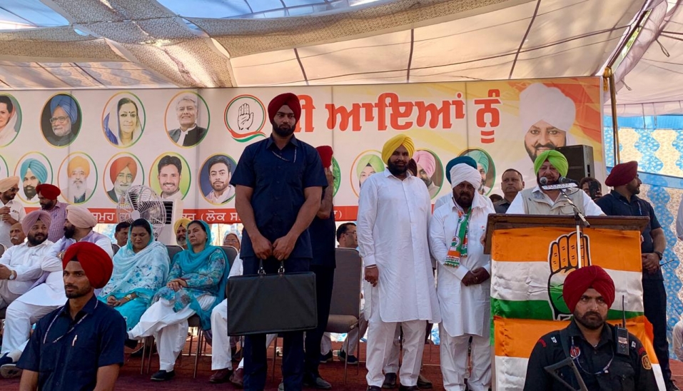 पंजाब प्रदेश कांग्रेस कमेटी
अफसर का तबादला करवा कर आप जांच से भाग नहीं सकते -कैप्टन अमरिन्दर सिंह की बादलों को चेतावनी

सुखबीर और हरसिमरत बादल को धूल चटाने के लिए खुद करूँगा चुनाव प्रचार 